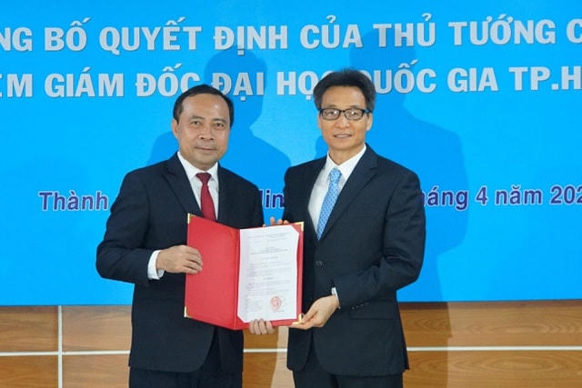 Phó Thủ tướng Chính phủ Vũ Đức Đam trao quyết định bổ nhiệm ĐH Quốc gia TP HCM đối với PGS.TS Vũ Hải Quân  