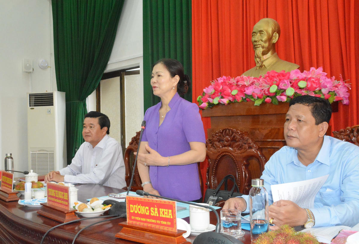 Phó Chủ tịch Trương Thị Ngọc Ánh phát biểu tại buổi làm việc với Uỷ ban bầu cử huyện Long Phú.