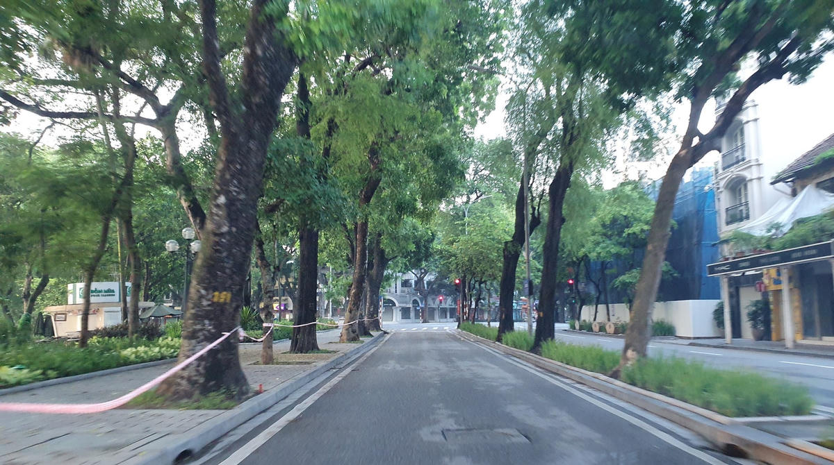 Quang cảnh vắng lặng trái ngược với sự đông đúc ngày thường. 
