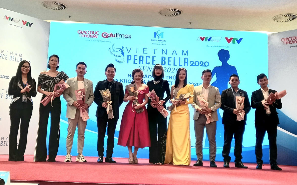 Đại diện Ban tổ chức và Ban giám khảo cuộc thi.