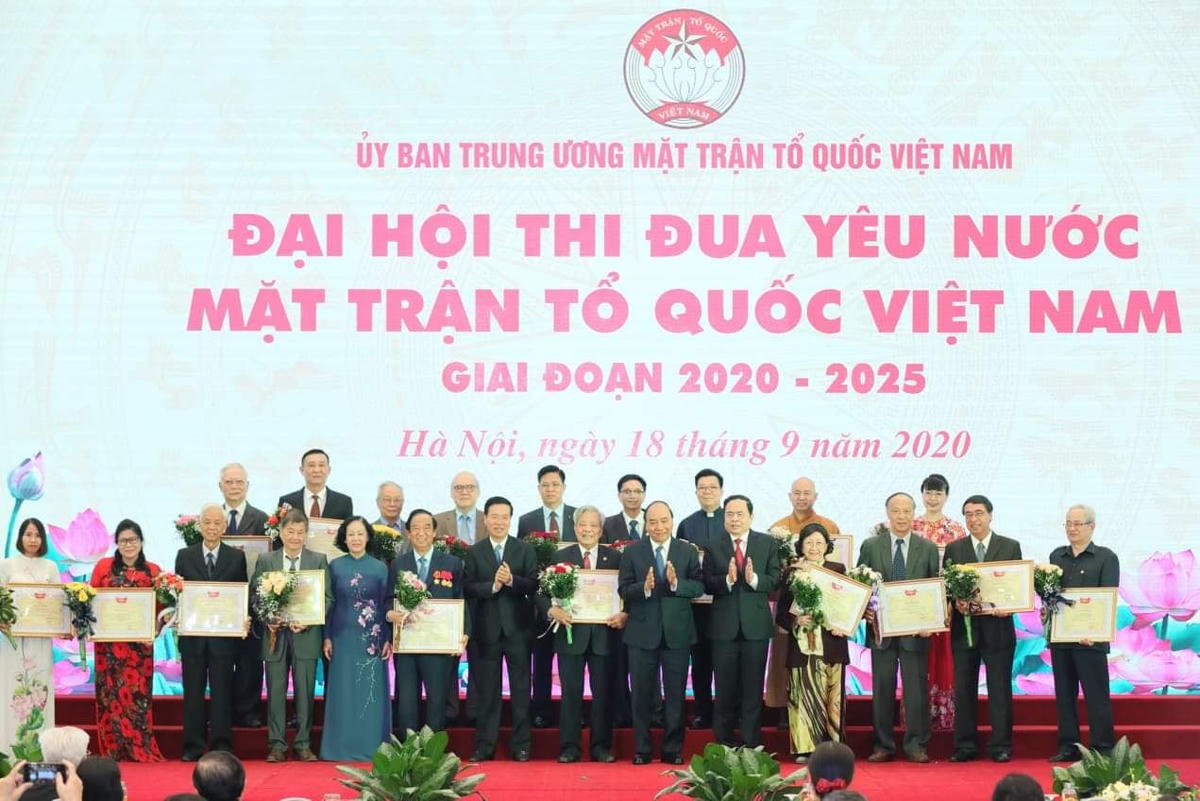 Thủ tướng Nguyễn Xuân Phúc, Trưởng ban Dân vận Trương Thị Mai, Trưởng ban Tuyên giáo Võ Văn Thưởng, Chủ tịch Trần Thanh Mẫn chụp ảnh chung cùng các điển hình tiên tiến trong công tác Mặt trận.