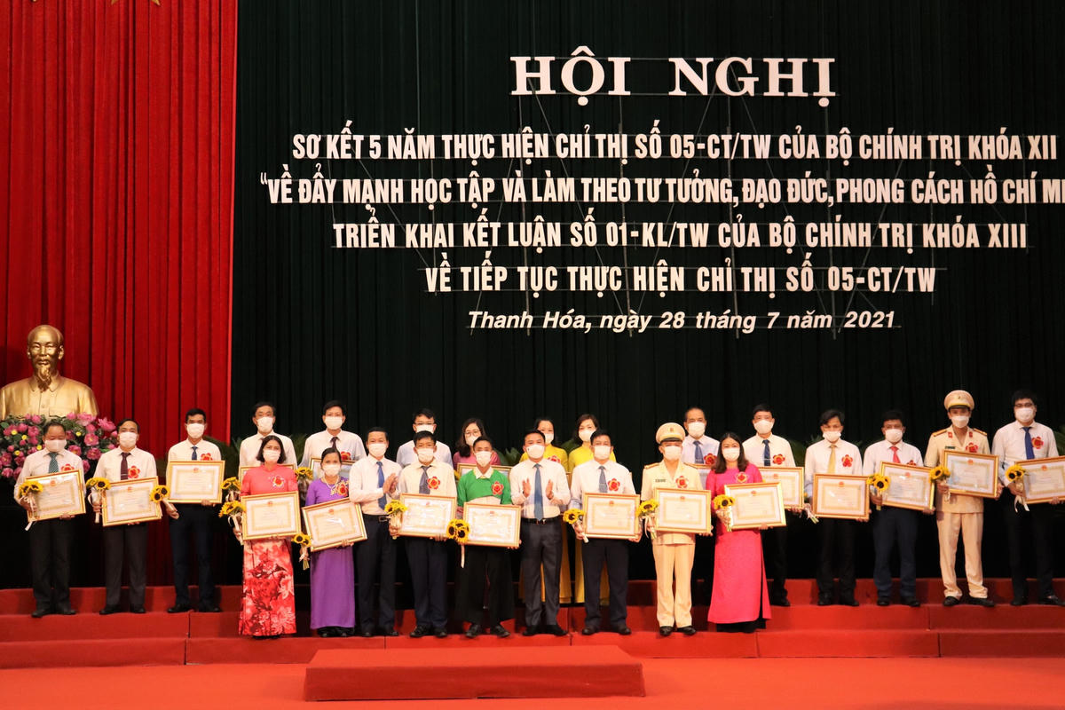 Ông Đỗ Trọng Hưng, Bí thư Tỉnh ủy và ông Đỗ Minh Tuấn, Chủ tịch UBND tỉnh trao Bằng khen cho các tập thể có thành tích xuất sắc trong học tập và làm theo tư tưởng, đạo đức, phong cách Hồ Chí Minh, giai đoạn 2016 – 2020.