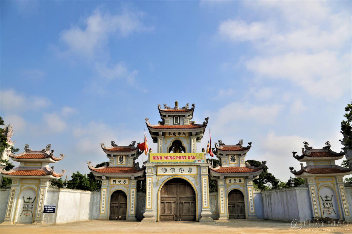 Từ Hà Nội, khoảng chừng 35km, quốc lộ 1A xuôi phương Nam, đến Phú Xuyên rẽ trái vào một con đường trải nhựa ven đê khoảng 10 km nữa, Viên Minh tự hiện ra giữa cánh đồng, nằm giữa 2 làng Mai Xá và Quang Lãng.