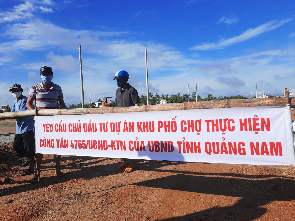 Dân treo băng rôn ở Dự án Khu phố chợ Chiên Đàn.