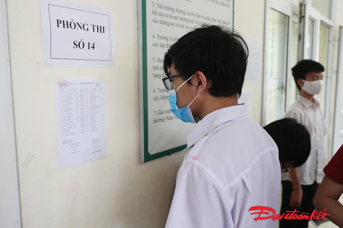 Thí sinh xem lại danh sách phòng thi của mình trong thời gian chờ giám thị gọi tên. Ảnh: Quang Vinh.