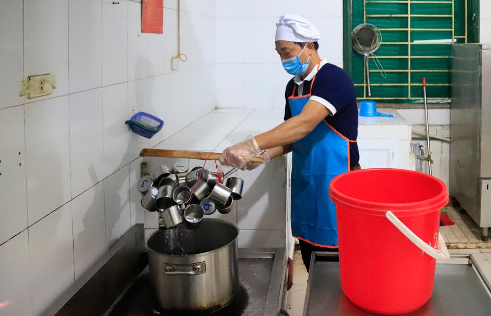 Nhân viên Trường Mầm non Thụy Phương (quận Bắc Từ Liêm, Hà Nội) khử trùng cốc, bát… của học sinh bằng nước đun sôi.