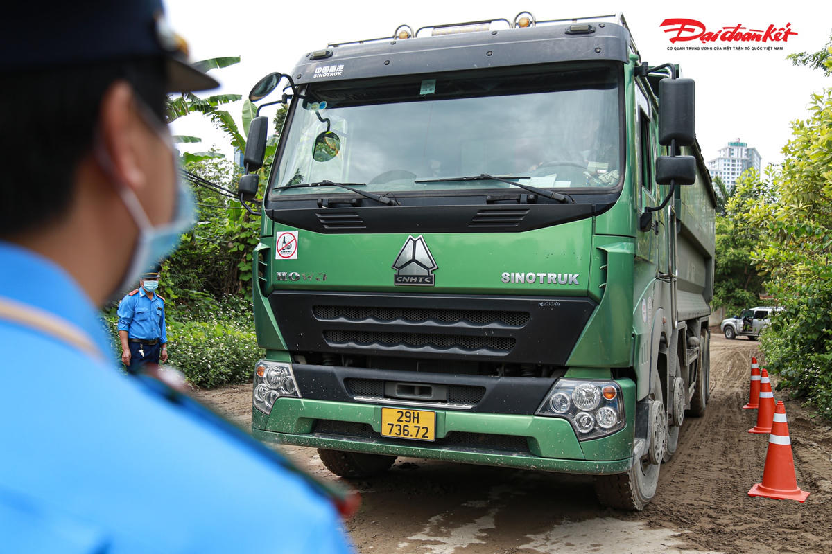 Sau đó, đưa các xe đến vị trí điểm để cân tải trọng.