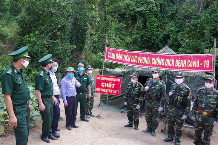Ban Chỉ đạo phòng, chống dịch Covid-19 tỉnh Nghệ An kiểm tra chốt phòng, chống dịch số 3 Đồn Biên phòng cửa khẩu quốc tế Nậm Cắn. Ảnh: Biên phòng.