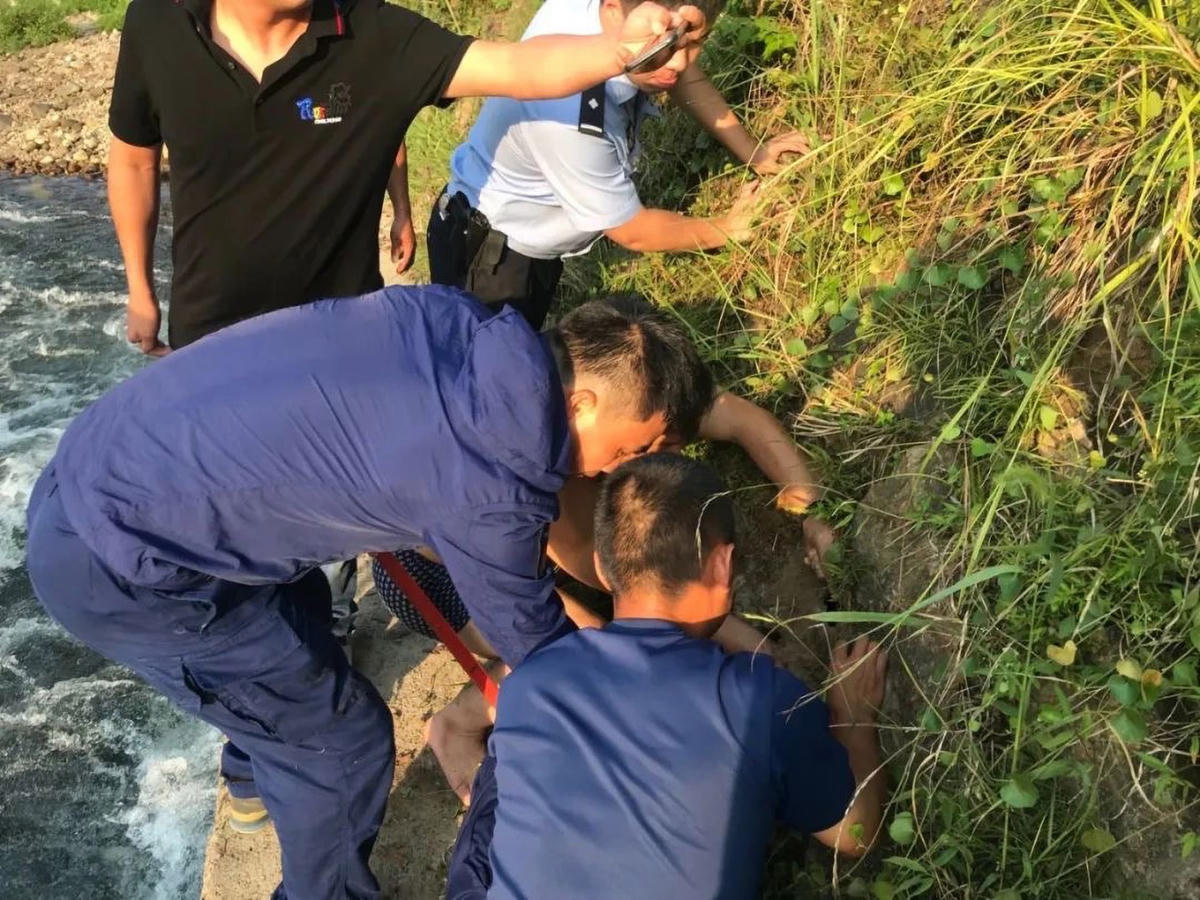 Lính cứu hoả đã cứu cậu bé ra khỏi hang động ngầm dưới lòng sông.