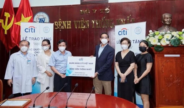 Lãng đạo Bệnh viện Thống Nhất tiếp nhận hỗ trợ từ đại diện Citi Việt Nam.