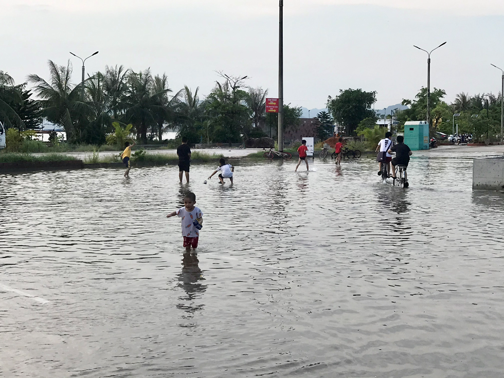 Trẻ em vô tư nô đùa vì đã quá quen với cảnh ngập úng.