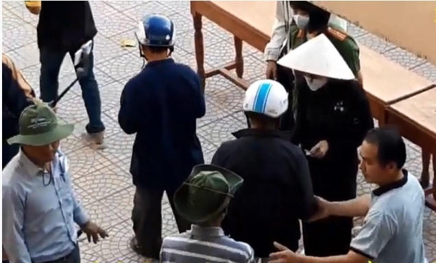 Ca sĩ Thuỷ Tiên (đội nón) trao quà cho người dân bị ảnh hưởng bởi bão lũ tại xã Quảng Thọ, huyện Quảng Điền vào tháng 11/2020. Ảnh cắt từ clip.