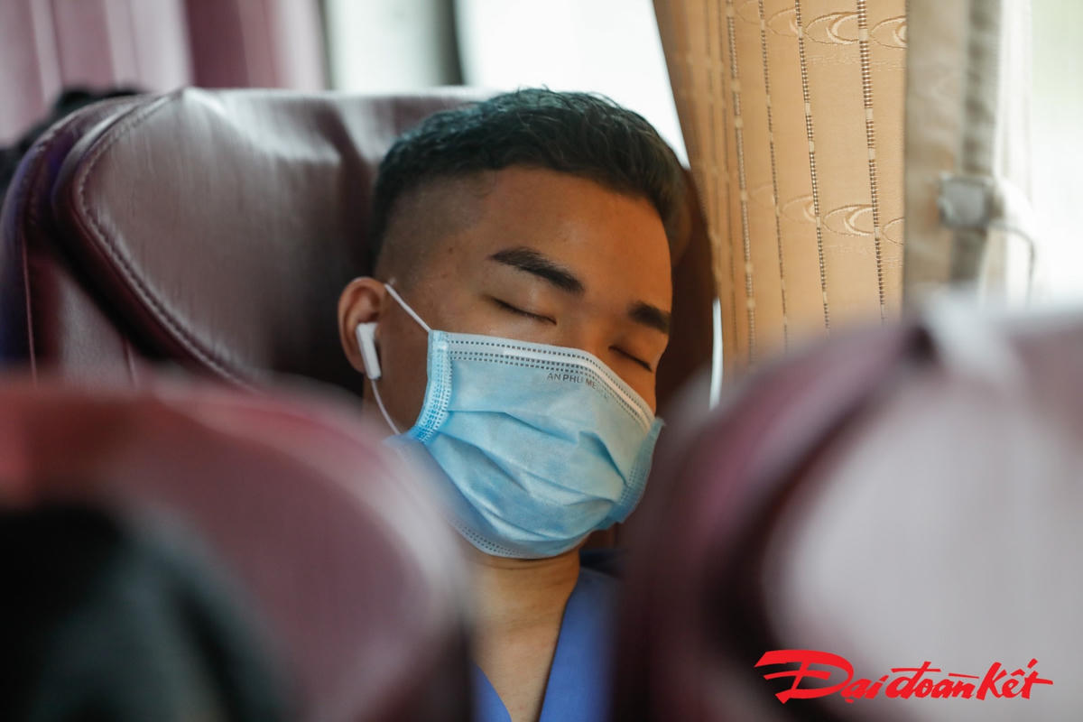 Các y bác sĩ tranh thủ chợp mắt, nghỉ ngơi trước khi đến Bắc Giang. Ảnh Quang Vinh. 