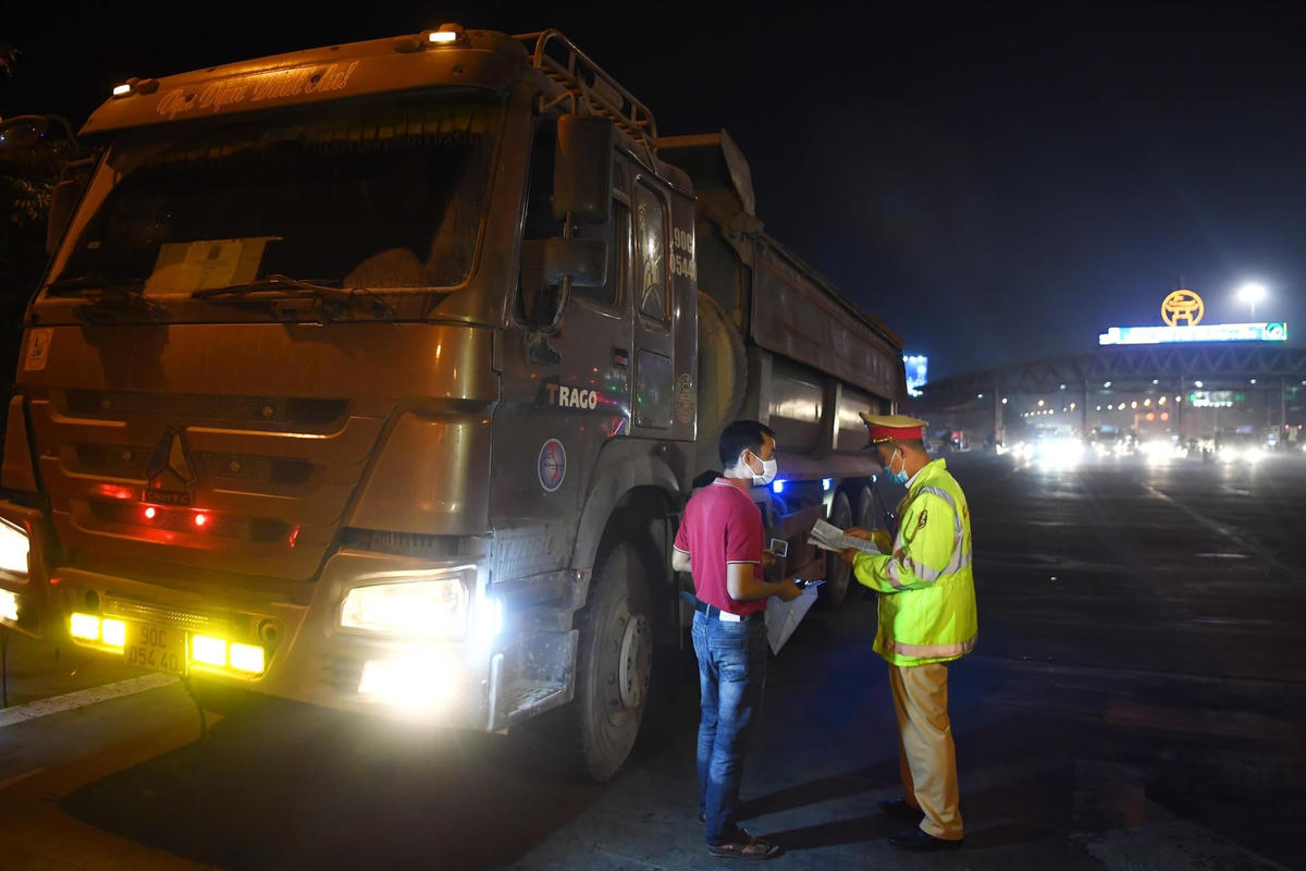 Lực lượng chức năng tiến hành kiểm tra xe chở hàng hóa có dấu hiệu quá tải trên cao tốc Pháp Vân - Cầu Giẽ.