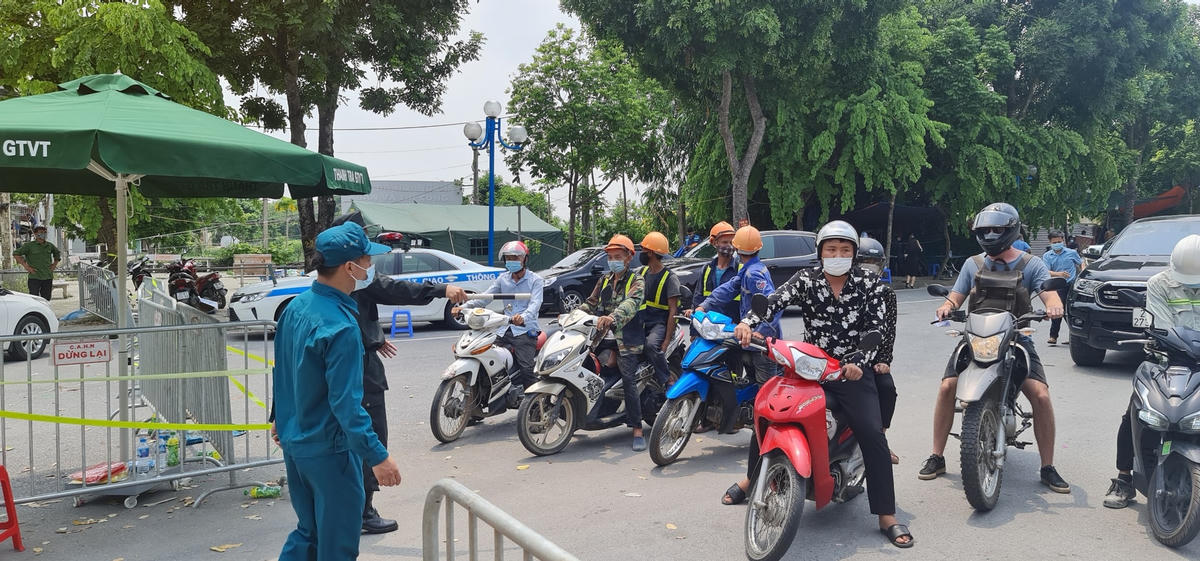 Rất nhiều phương tiện đã phải quay đầu vì không được phép di chuyển vào hướng nội thành Hà Nội.