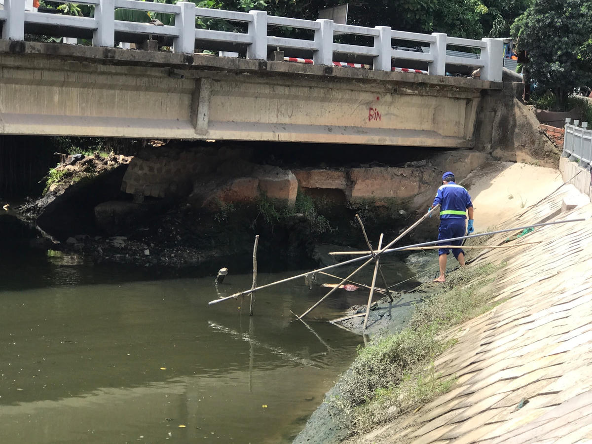 Lực lượng cứu nạn cứu hộ kéo thi thể vào bờ. Ảnh: TL.