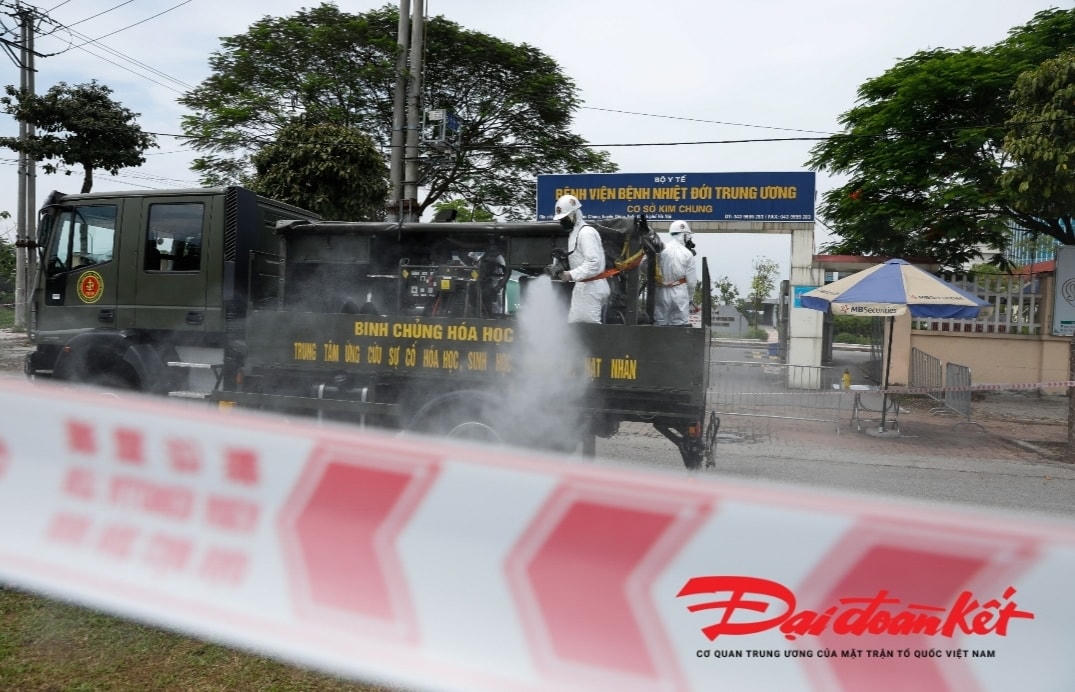 [ẢNH] Khử khuẩn tại Bệnh viện Bệnh Nhiệt đới Trung ương cơ sở Đông Anh
