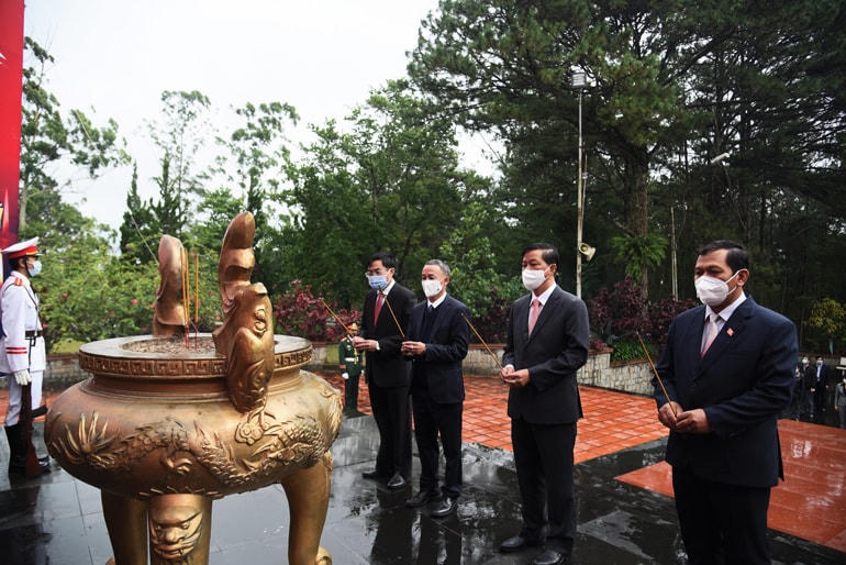          Lãnh đạo tỉnh Lâm Đồng, dâng hoa và thắp hương lên Đài tưởng niệm nhân ngày 27/7.  
