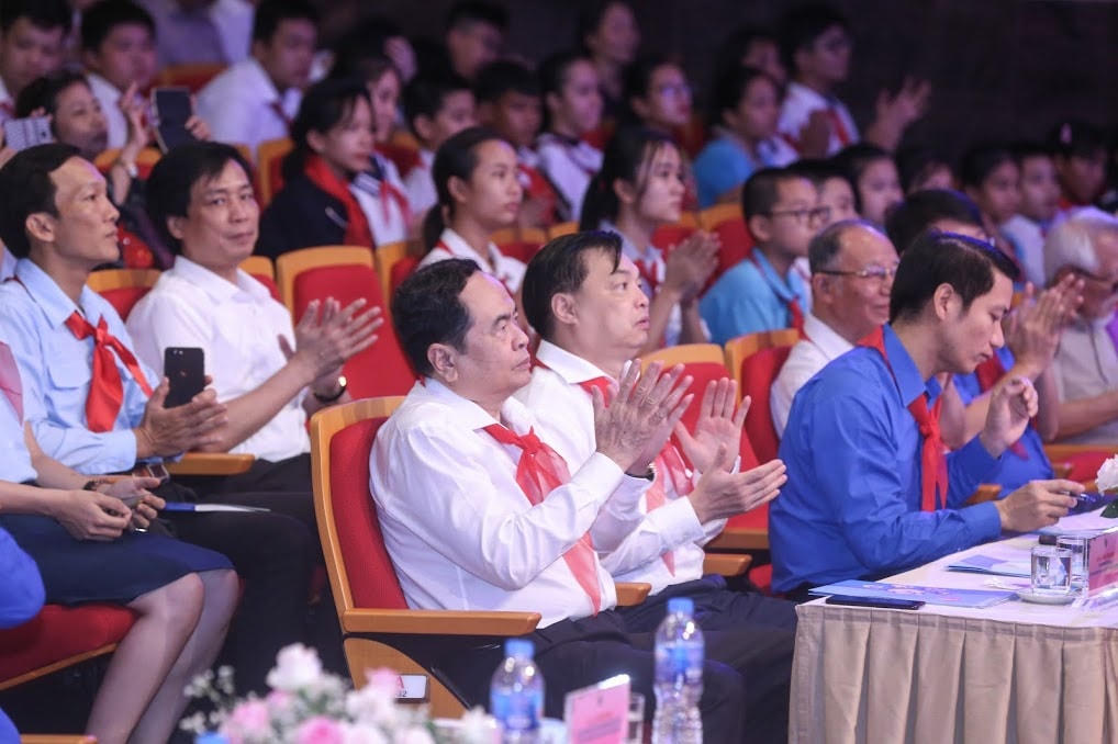 Chủ tịch Trần Thanh Mẫn cùng các đại biểu dự buổi Lễ. Ảnh: Quang Vinh.