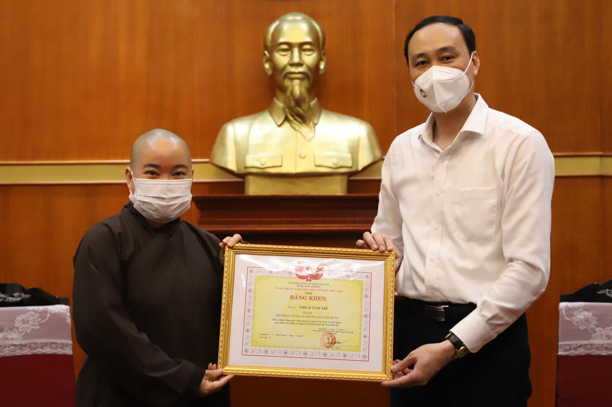 Phó Chủ tịch Phùng Khánh Tài trao Bằng khen cho Sư cô Thích Tâm Trí với những đóng góp trong công tác người Việt Nam ở nước ngoài.