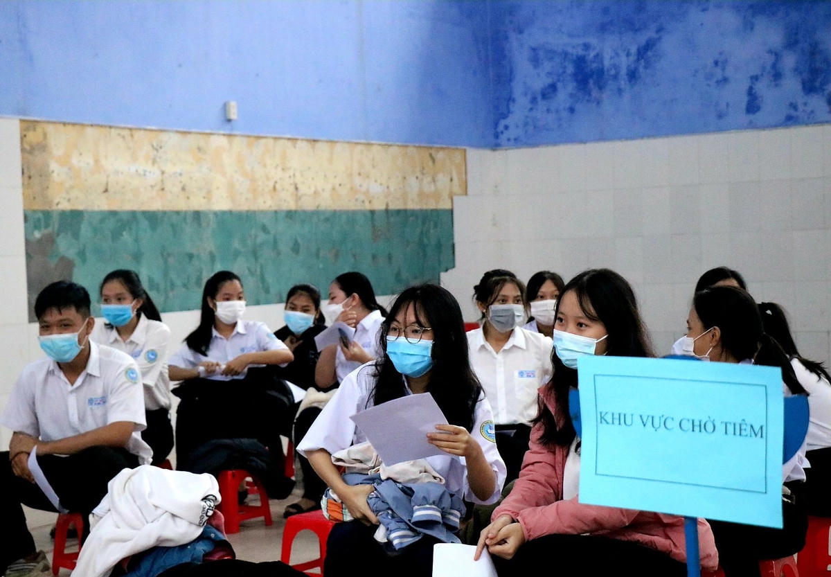 Đợt này, Trường THPT Phú Bài có 1.482 em học sinh thuộc các lớp từ 10-12 ở độ tuổi từ 16-18 sẽ được tiêm vaccine phòng Covid-19.
