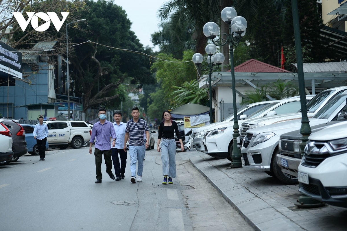 Người đi bộ chỉ còn cách xuống lòng đường để di chuyển.  