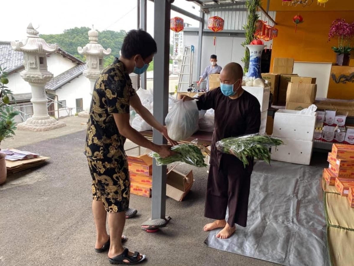 Sư cô Thích Tâm Trí trao quà cho bà con người Việt trong dịch bệnh tại Nhật Bản.