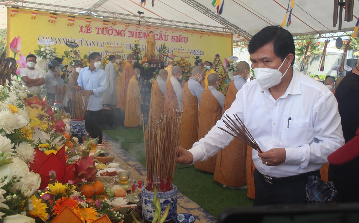 Lãnh đạo TP Hội An thắp hương, cầu nguyện cho các nạn nhân.