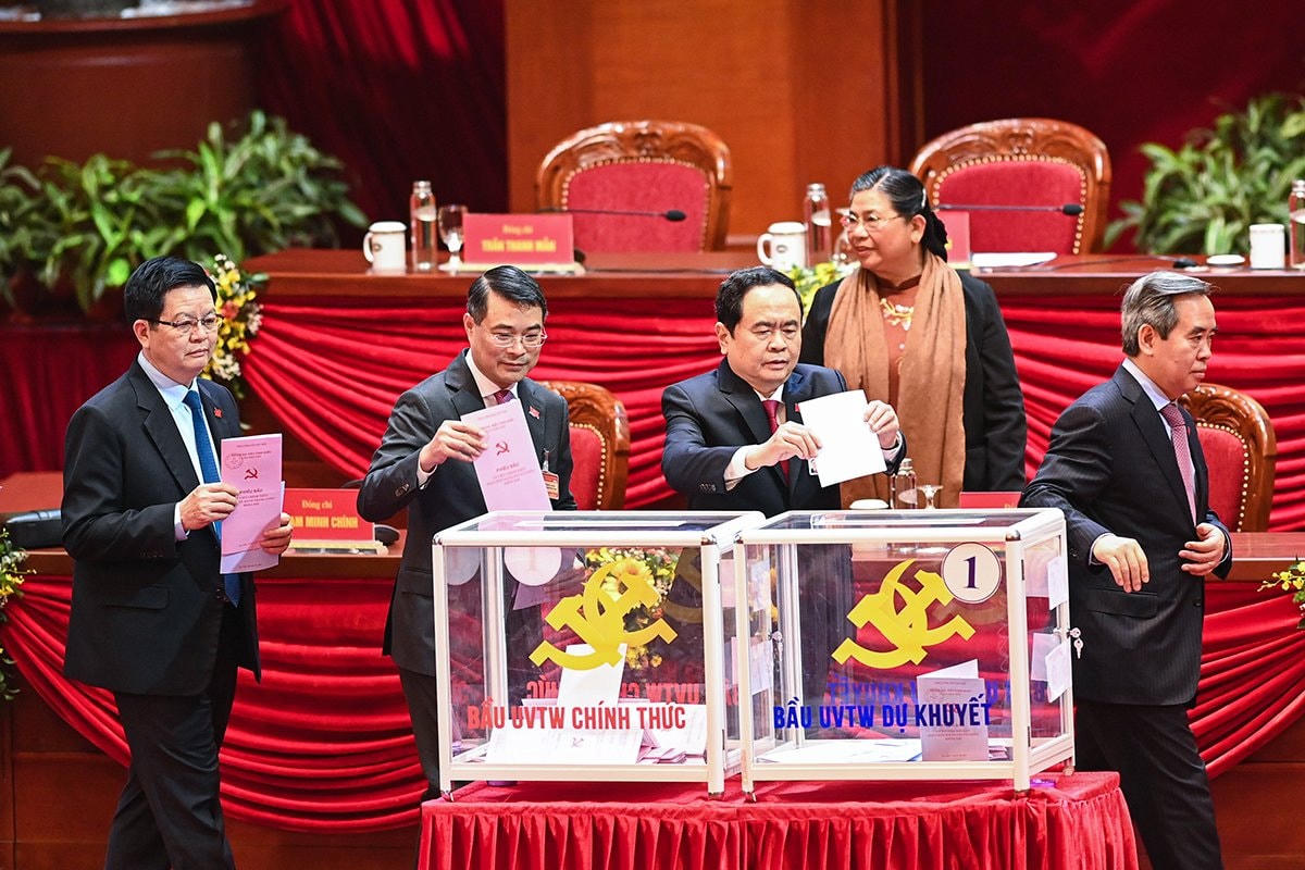 Các đại biểu bỏ phiếu bầu Ban Chấp hành Trung ương khóa XIII