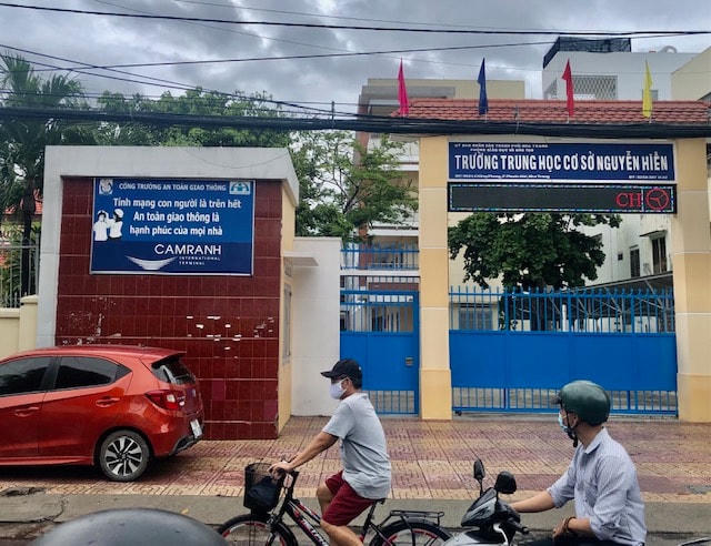 Trường Trung học cơ sở Nguyễn Hiên TP Nha Trang đã đón học sinh trở lại trường để trực tiếp học tập.