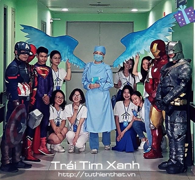 Porter bài bài hát Trái Tim Xanh,Thảo My (đứng giữa) cùng với lực lượng tình nguyện viên tham gia vào công tác chống dịch. Ảnh: NVCC.