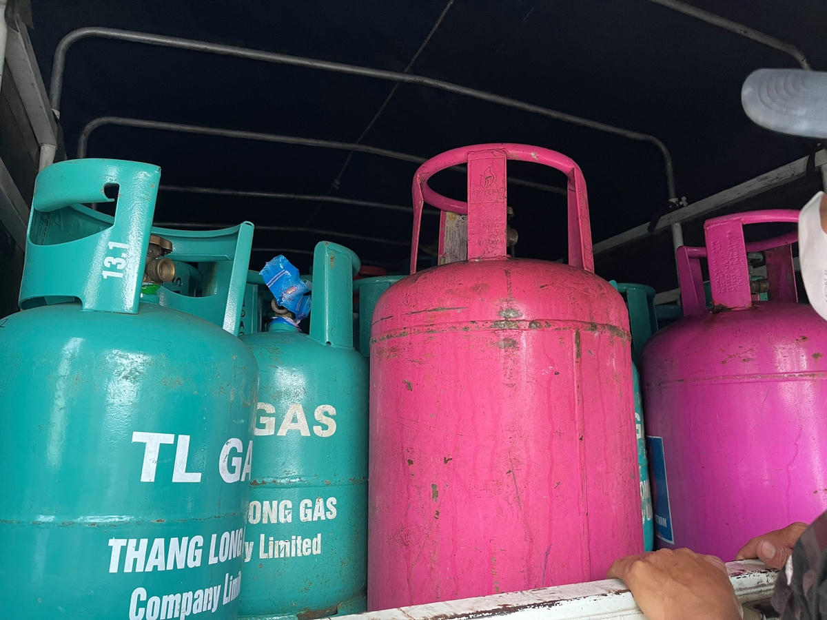Thùng xe ô tô tải BKS 34C-106.09 đỗ trong kho hiện có 202 bình đã được bơm đầy gas, trong đó có 159 bình gas đã được đóng niêm màng co. Trên ca-bin xe có hơn 1000 chiếc niêm màng co của các hãng gas Venus, Total Gas, City Gas, An Phú Hưng Gas, Petrolimex, Công ty TNHH TM Trần Hồng Quân… và 233 tem chống hàng giả.