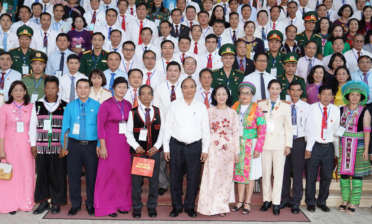 Thủ tướng Nguyễn Xuân Phúc cùng các đại biểu tham dự buổi gặp mặt. Ảnh: VGP/Quang Hiếu.