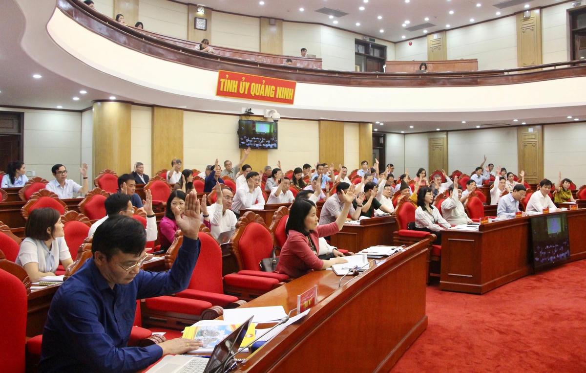 Các đại biểu biểu quyết  thống nhất danh sách 10 người ứng cử ĐBQH và 110 người ứng cử HĐND tỉnh Quảng Ninh nhiệm kỳ 2021-2026.