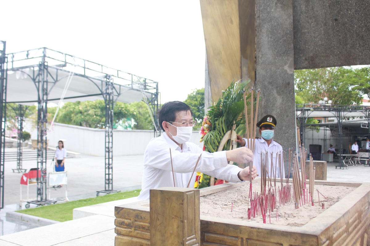 Phó Chủ tịch Nguyễn Hữu Dũng dâng hương, dâng hoa tại Nghĩa trang liệt sĩ Quốc gia đường 9.