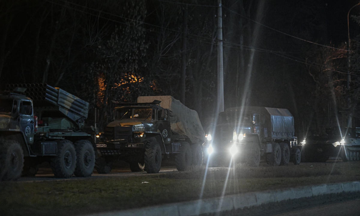 Xe tăng và xe bọc thép của quân đội Nga tiến vào Donetsk, Ukraine. Ảnh: Anadolu Agency / Getty Images.