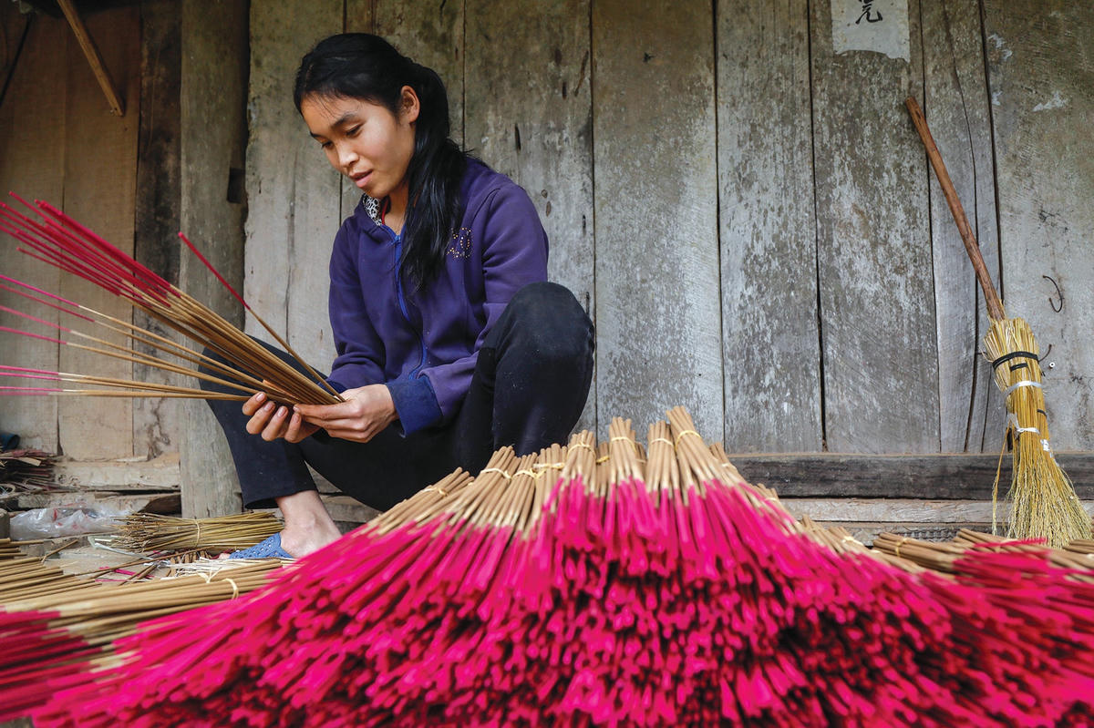 Nghề làm hương mang lại thu nhập cho người dân làng Phia Thắp.