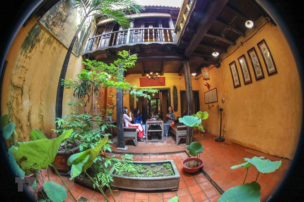 Tái hiện không gian sinh hoạt và kiến trúc đặc trưng của Hà Nội xưa. (Nguồn: TTXVN).