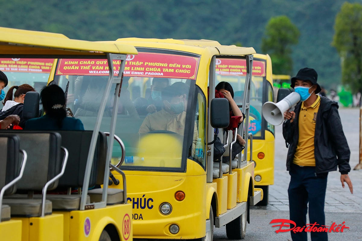 Đón khách tham quan, Ban tổ chức cho tăng cường gần 30 xe buýt 45 chỗ sẵn sàng đưa khách lên chùa, giảm tải áp lực cho các phương tiện khác như du thuyền, xe điện.