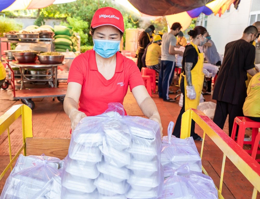 Mỗi phần cơm gửi gắm nhiều tình cảm, yêu thương, mong muốn góp thêm sức mạnh để vượt qua đại dịch. (Ảnh: CTV/Vietnam+).