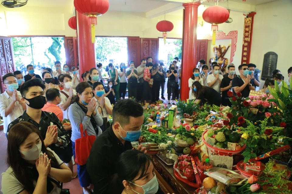 Nguy cơ lây lan dịch Covid-19 đang tiềm ẩn khi tập chung đông người. Ảnh: Quang Vinh.