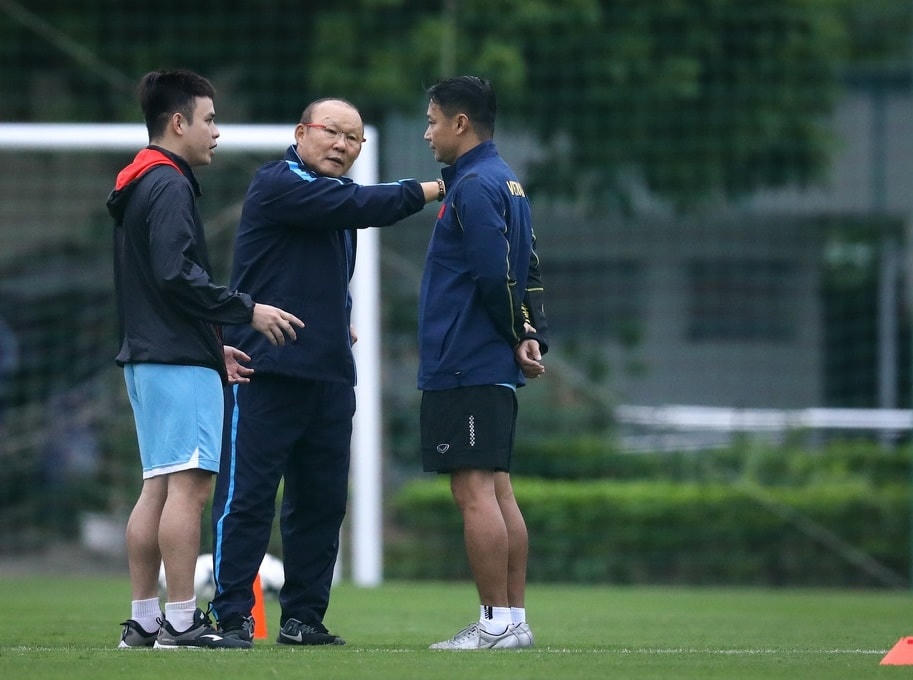 HLV Park luôn theo sát, chỉ bảo từng động tác cho các học trò.