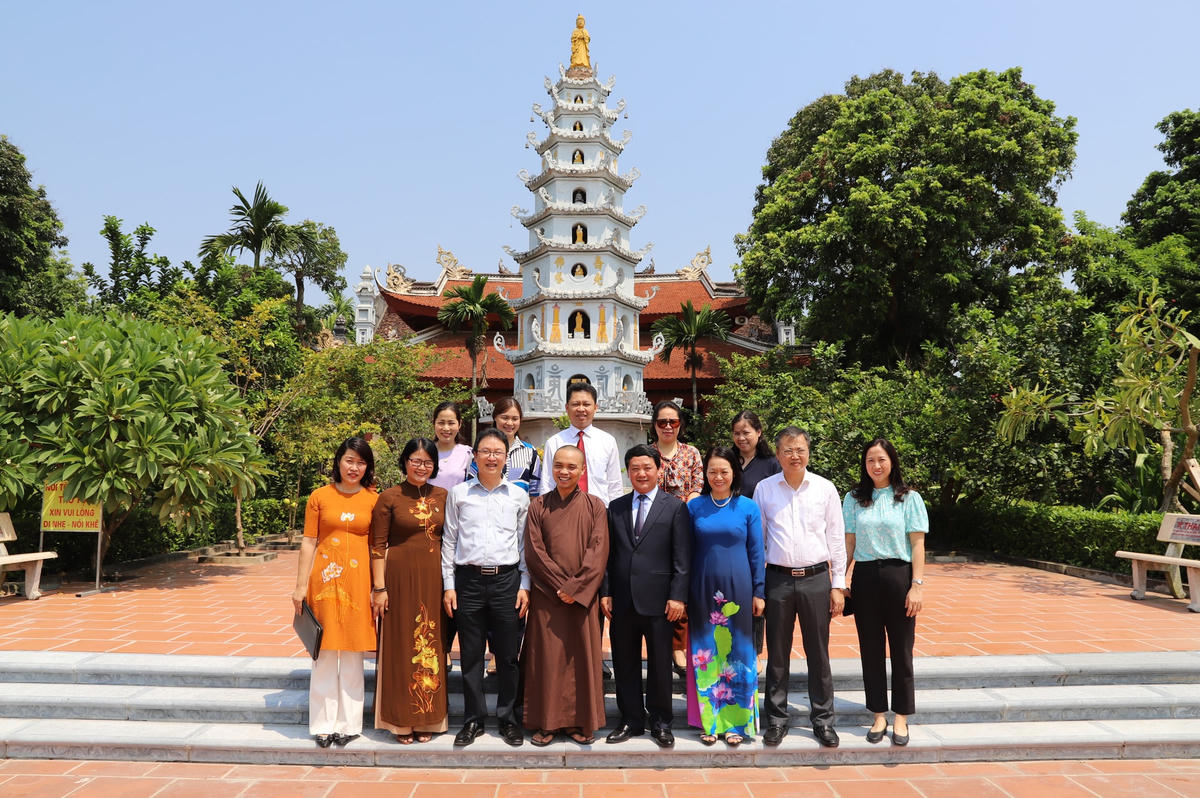 Các đại biểu chụp ảnh lưu niệm tại chùa Viên Minh.