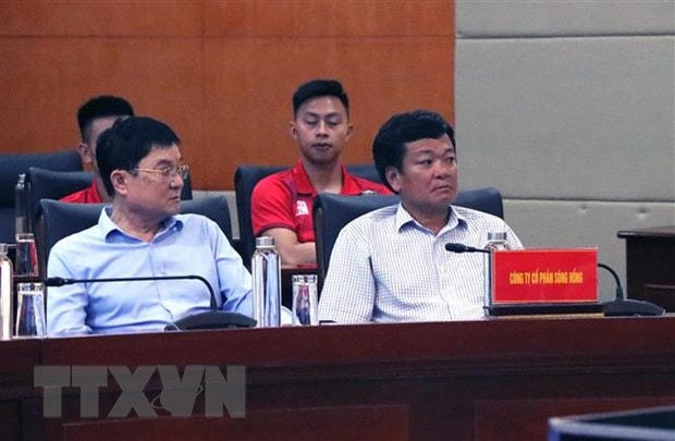 Ông Văn Trần Hoàn, Giám đốc Công ty cổ phần sông Hồng (người thứ nhất từ phải sang). (Ảnh: Hoàng Ngọc/TTXVN).