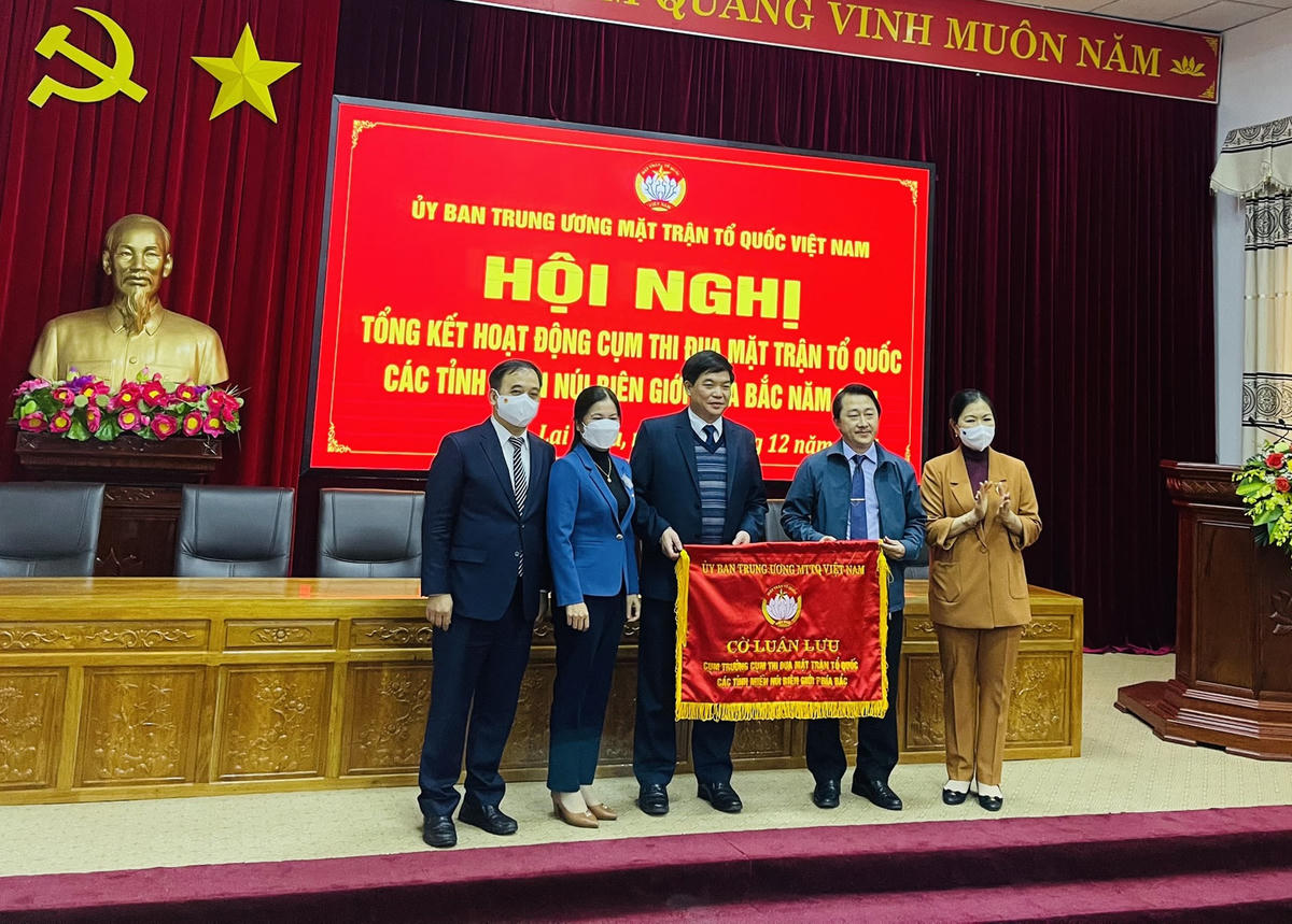 Chủ tịch Ủy ban MTTQ Việt Nam tỉnh Lai Châu Sùng A Hồ trao Cờ luân lưu cho MTTQ tỉnh Lạng Sơn.