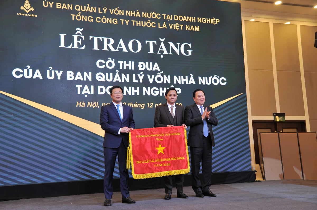 Lễ trao tặng cờ thi đua của Ủy ban Quản lý vốn nhà nước tại doanh nghiệp.