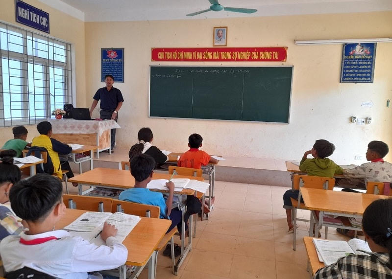 Ngày càng nhiều con em đồng bào Hà Nhì ở Sín Thầu theo học tại các trường đại học uy tín.  