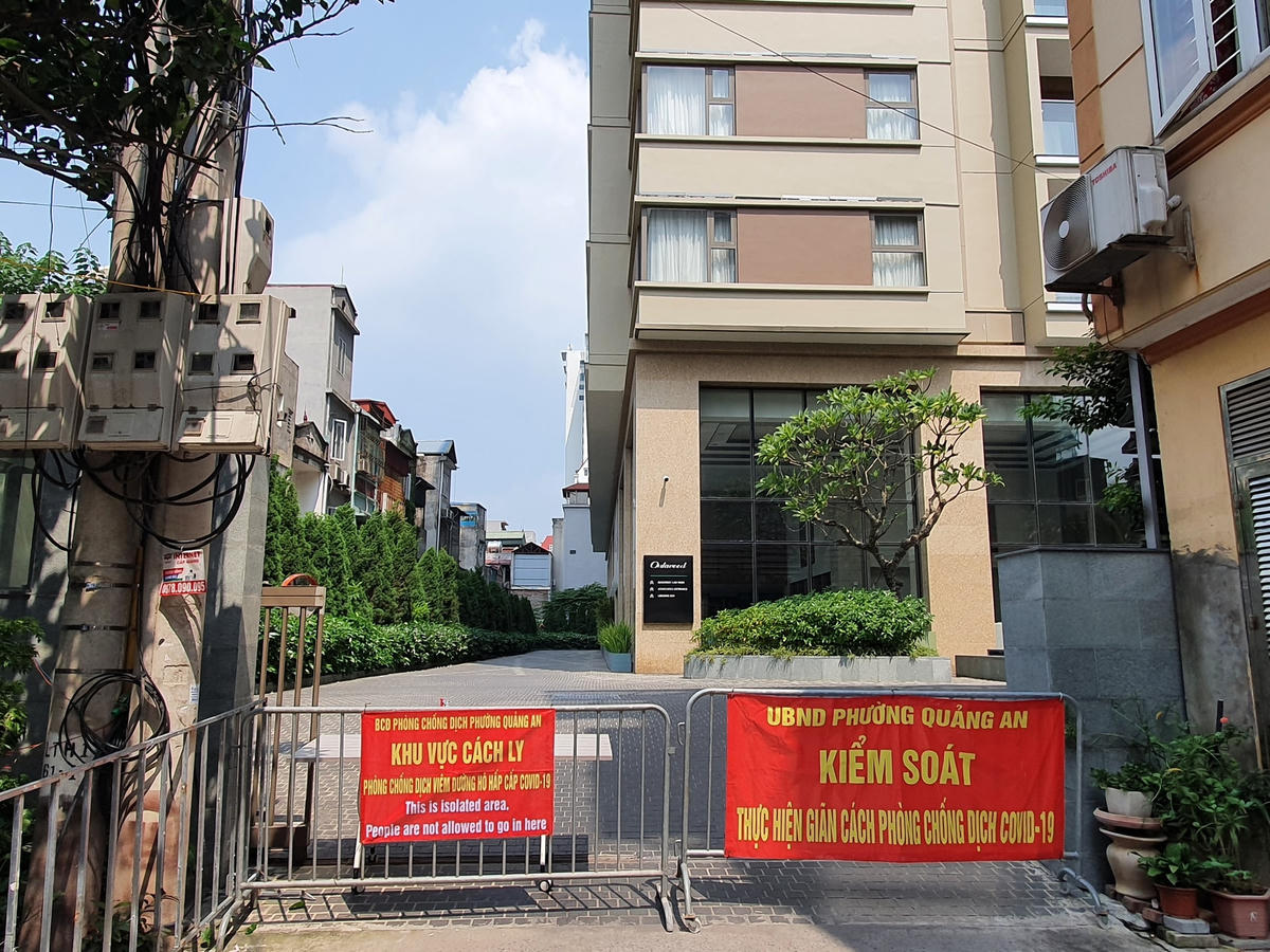 lực lượng chức năng quận Tây Hồ đã tiến hành phong tỏa khu vực các bệnh nhân sinh sống.