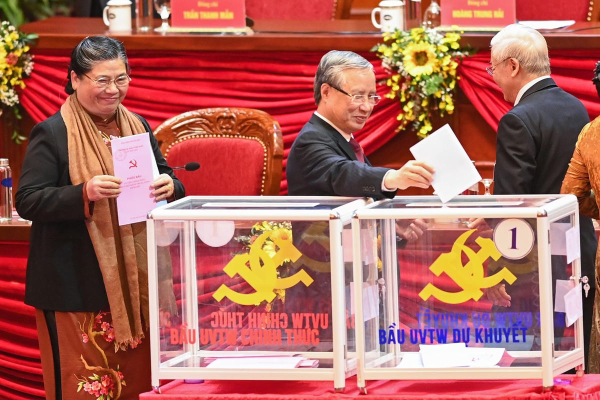 Thường trực Ban Bí thư Trần Quốc Vượng và Phó Chủ tịch Thường trực Quốc hội Tòng Thị Phóng bỏ phiếu bầu Ban Chấp hành Trung ương khóa XIII.
