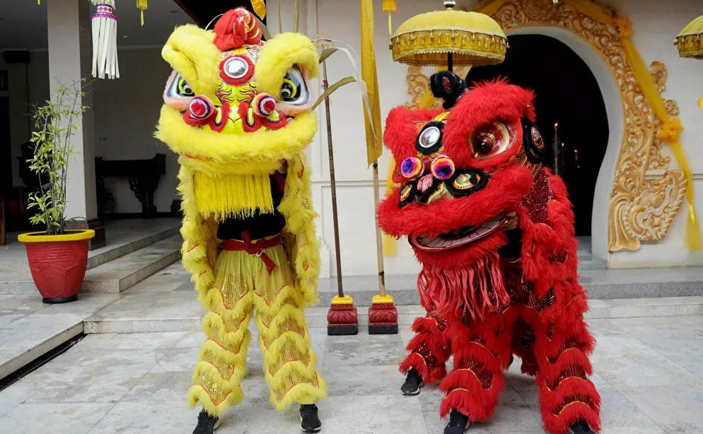 Múa sư tử tại một ngôi đền Trung Quốc vào ngày đầu tiên của Tết Nguyên đán ở Kuta, khu nghỉ mát Bali của Indonesia.